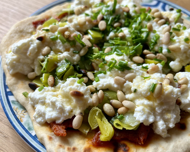 Naan soubressade, poireau, ricotta, miel ail-piment et herbes fraîches