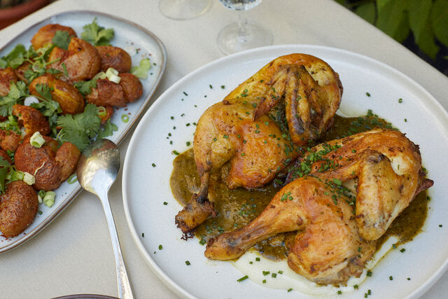 Poulet rôti à la coriandre, pommes grenaille et toum