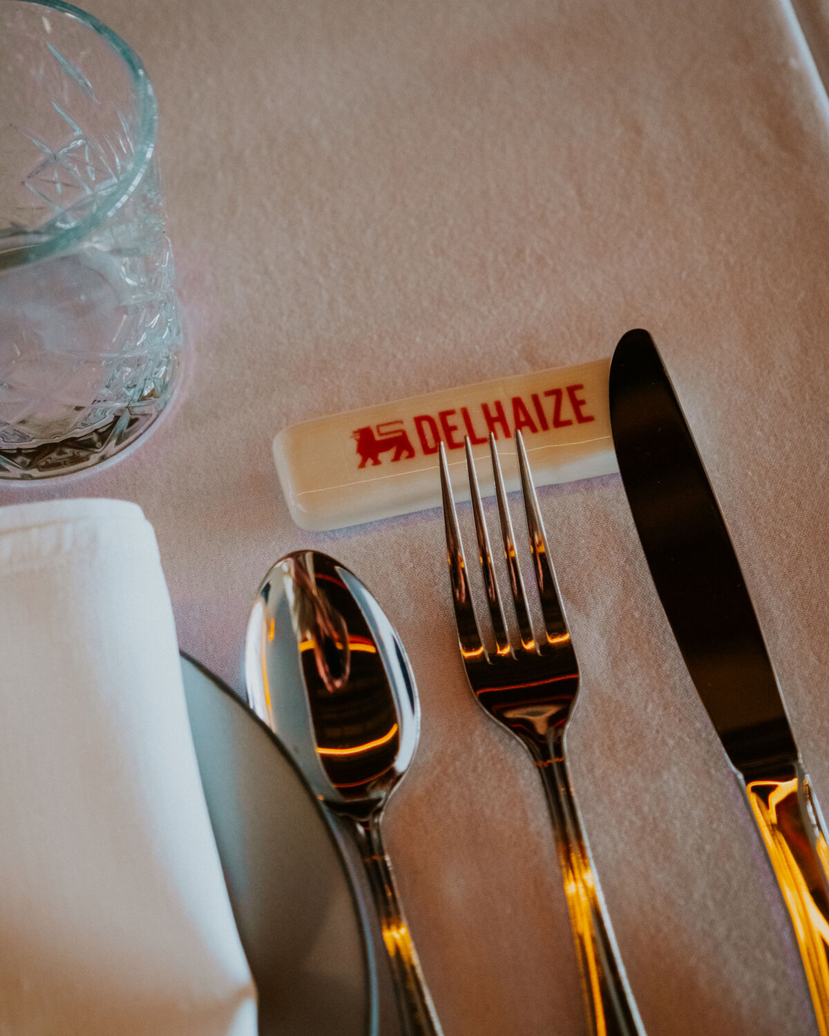 Le porte-couverts Delhaize pour le grand dîner du 203