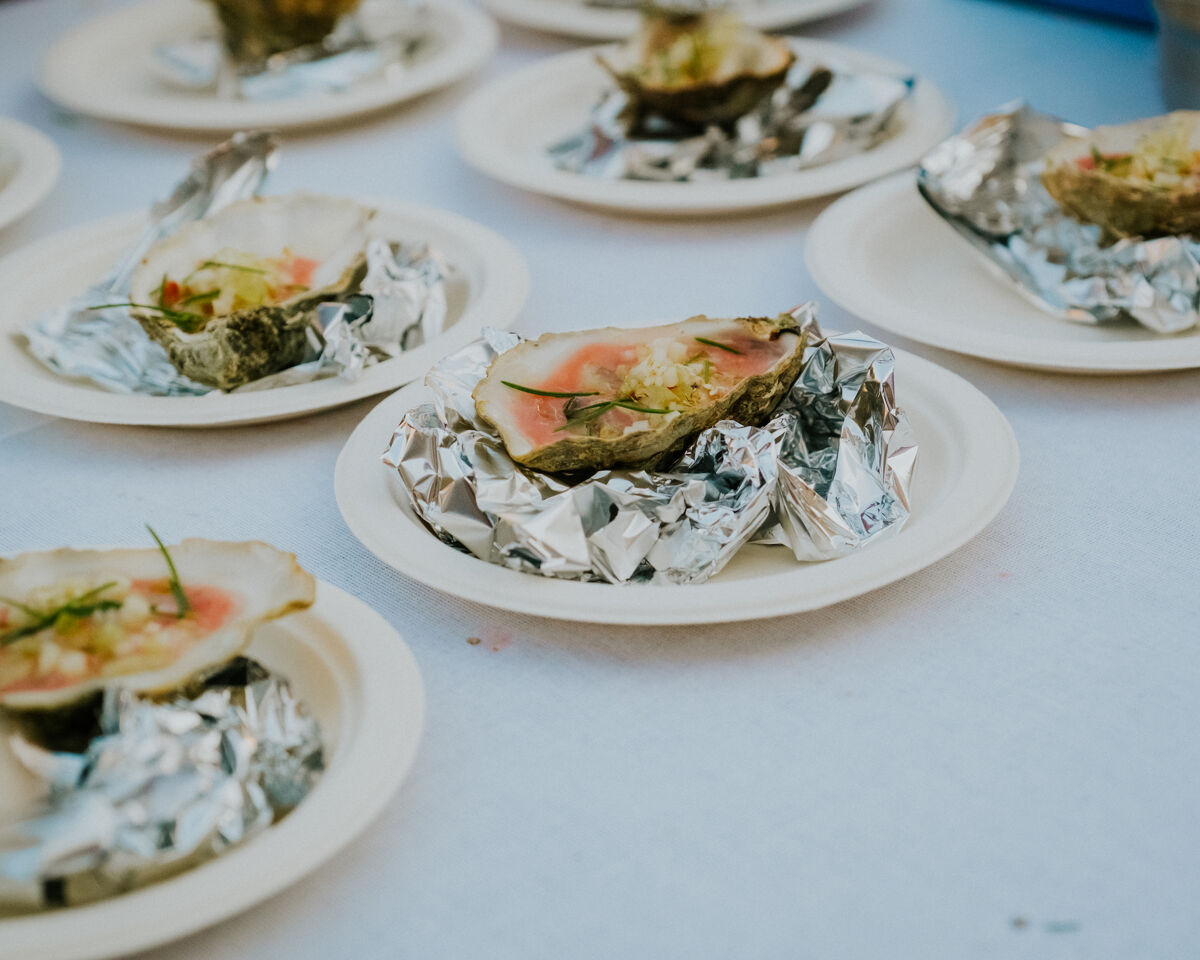 BBQ-gerookte oesters met rabarbersaus door Elders