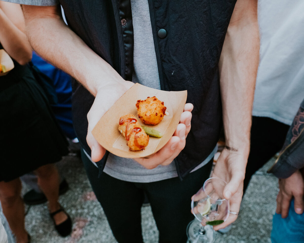 Les croquettes de gruyère, emmental et bleu de jersey par Fernand Obb avec les Fromages de Suisse