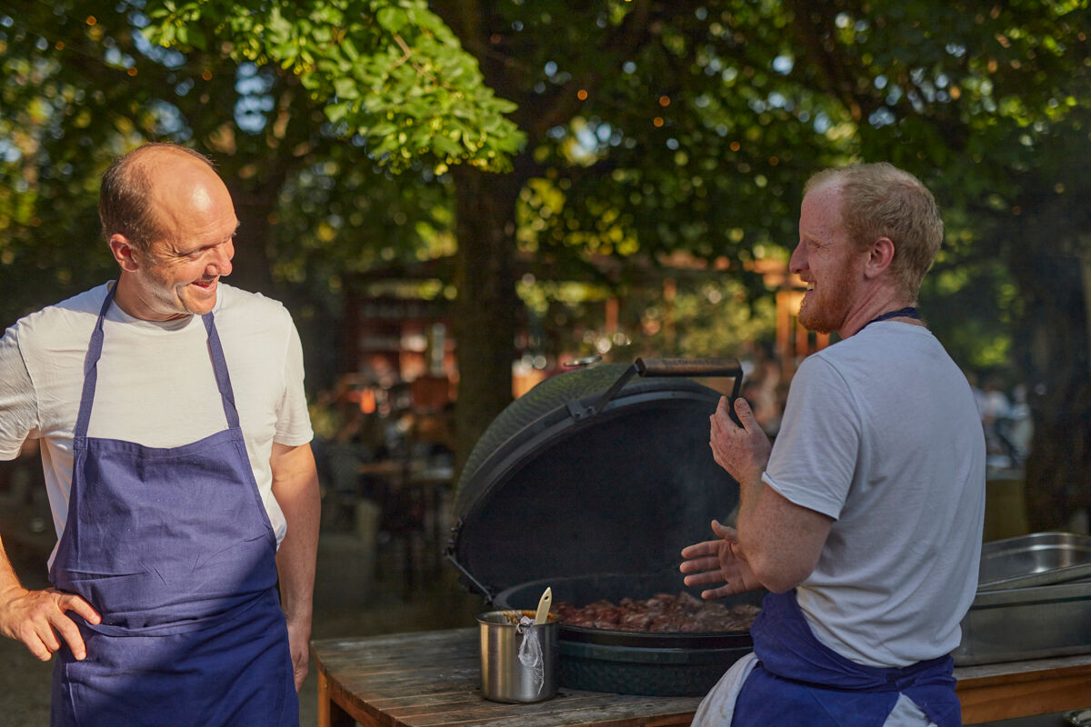 Tout sourire, le chef Nicolas Darnauguilhem et son second Hugo Martin