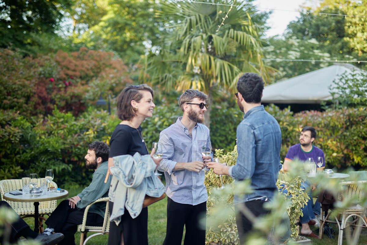 Une discussion qui va bon train dans le jardin