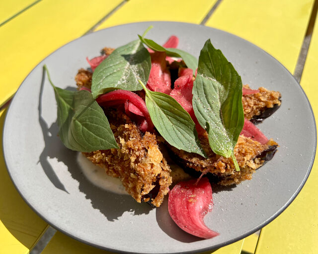 Aubergines panées, raïta et pickles d’oignon rouge