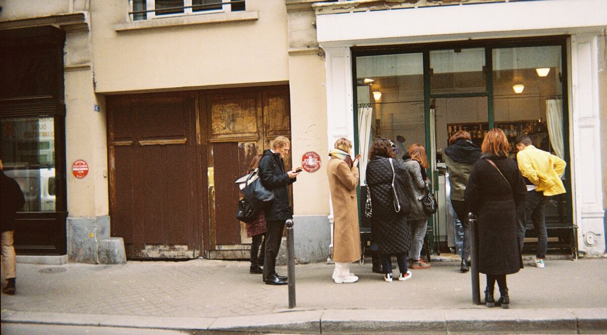 Scène de vie, à Paris, dès midi.