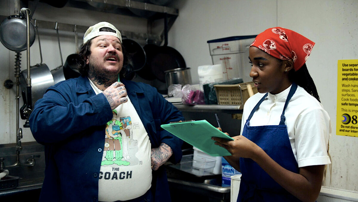 Matty Matheson sur le tournage de The Bear, avec Ayo Edebiri alias Sydney Adamu.