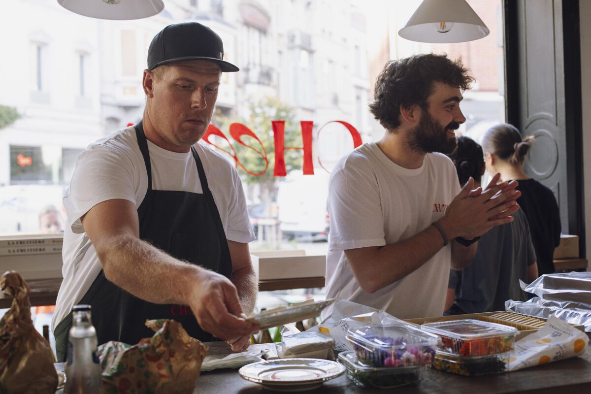 Antoine Stoffel (Chez Maître Corbeau, Namur) et Léo Begin (La Fruitière, Bruxelles) en pleine préparation de leurs plateaux de fromages. 