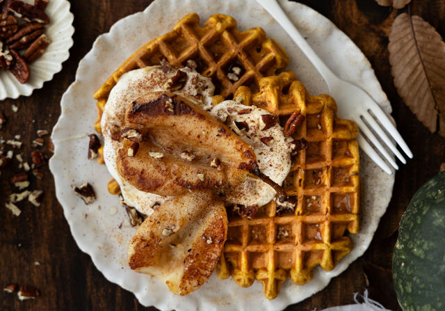 Gaufres de courge, brassé végétal et poires rôties