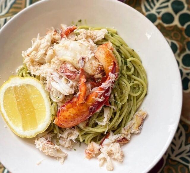 Spaghettis au crabe, homard et pesto