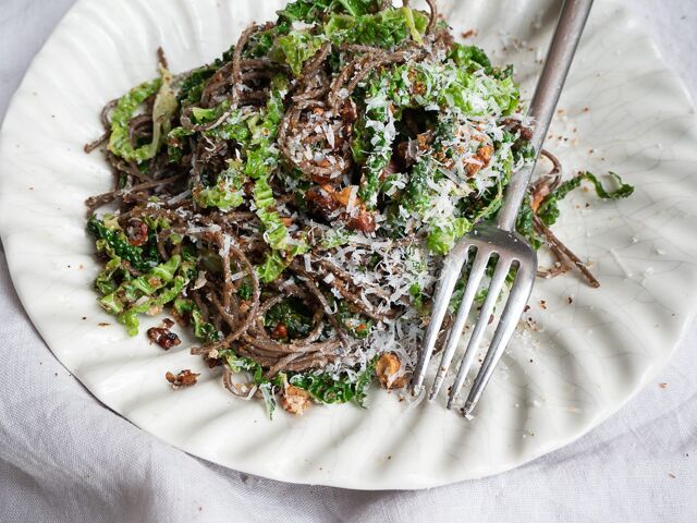 Pâtes au sarrasin, chou frisé et noix