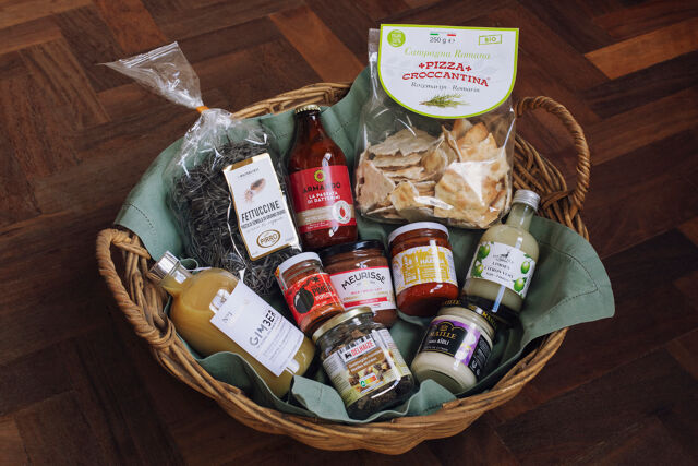 De Delhaizekerstman trakteert op cadeautjes!