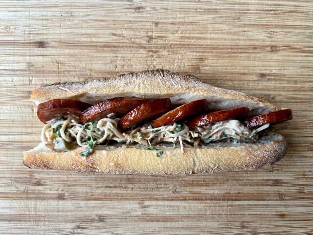 Sandwich au céleri rémoulade et saucisse de Morteau