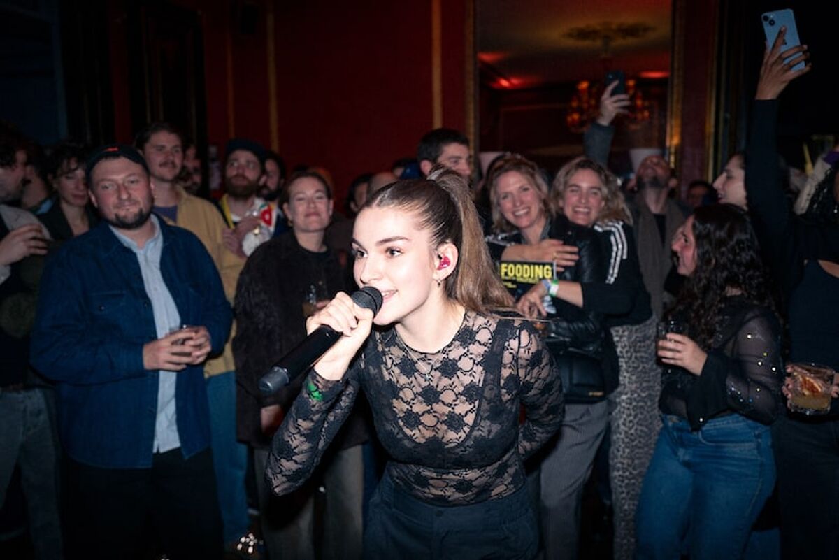 Bain de foule et de fans pour la chanteuse Adèle Castillon – qui n’est pas venue en Impala pour une fois.