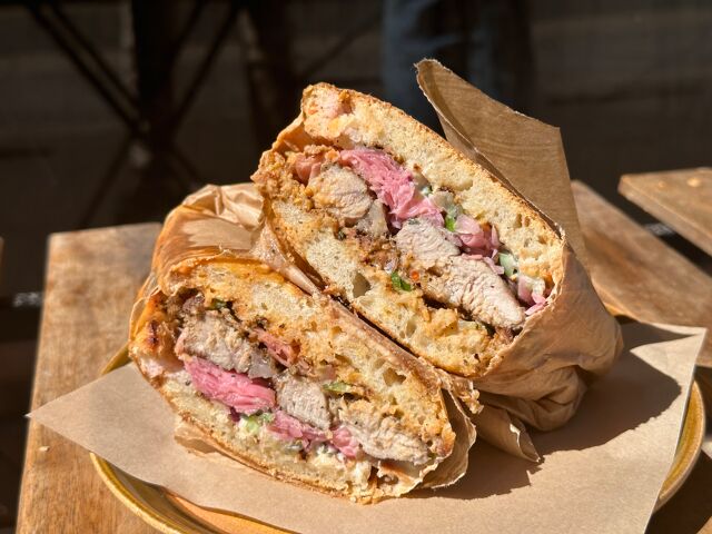 Sandwich à l’araignée de porc, tzatzikiwi et hot sauce