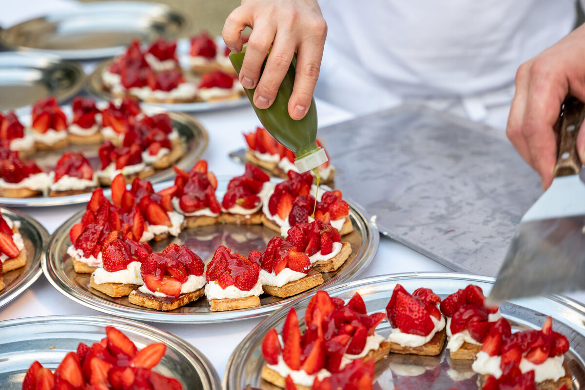 Les fraises à la crème de chèvre, huile de verveine et pâte feuilletée caramélisée par le chef Marius Frehner. 