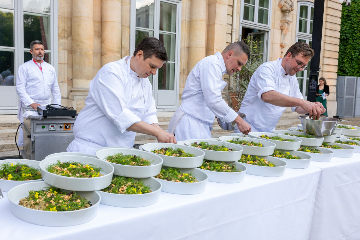 Le chef Marius Frehner et sa brigade, une chorégraphie coolinaire. 