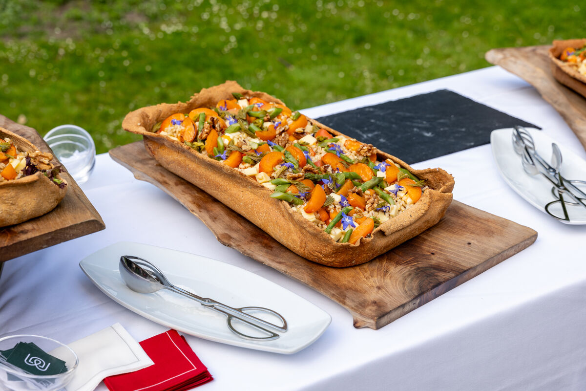 Jeunes pousses, asperges vertes, Gruyère d’Alpage AOP, abricots, noix, bourrache et bourgeons d’épicéa, pour une défrisante salade des alpages.