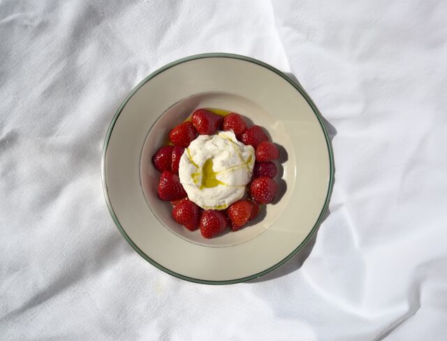 Aardbeien met limoncello en vlierbloesem slagroom