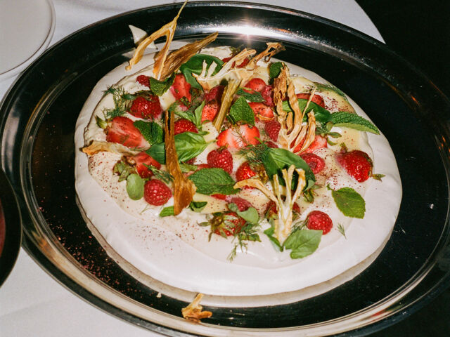 Pavlova met aardbei en venkel (vegan)