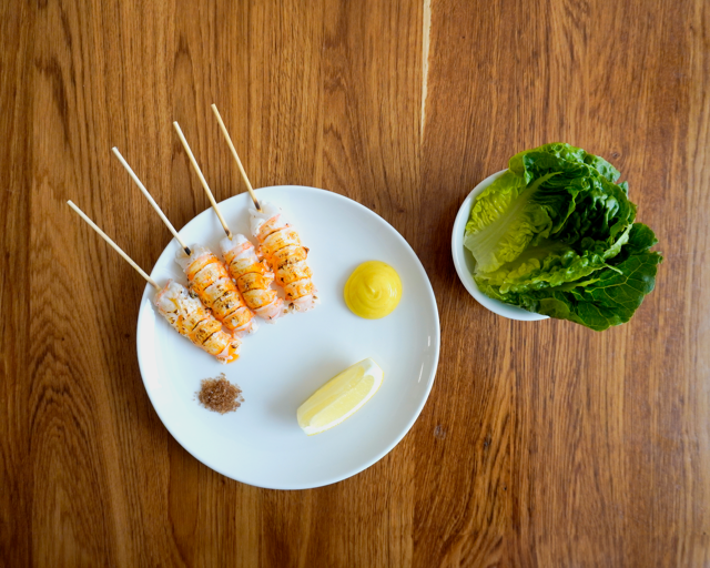 Brochettes de langoustine, mayonnaise amba et sel fumé