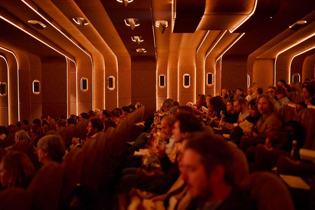 Des spectateur·rices bien calé·es dans les sièges molletonnés de la nouvelle salle Infinite du Grand Rex.