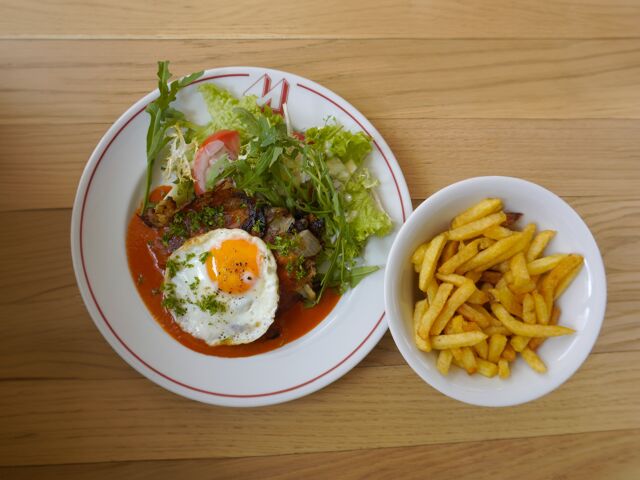 Egg & cheese burger version assiette