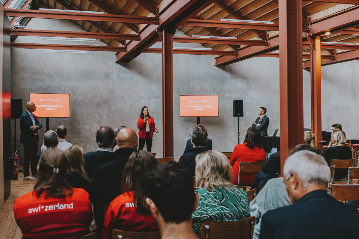 Les invité·es tout ouïes à la conférence donnée par Suisse Tourisme et Swiss Wine Promotion. 