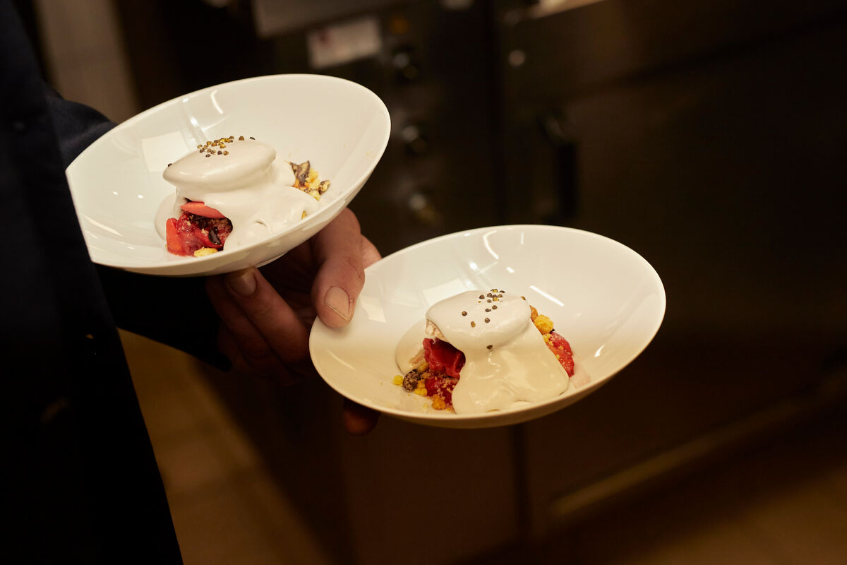 Fraises, olives noires et crème de caviar pour un final au sommet.