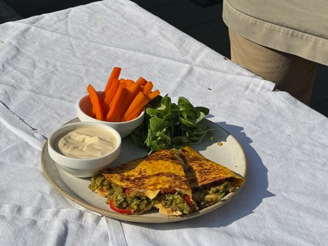 Quesadilla met falafel, Gouda, miso yoghurt en gepekelde wortel