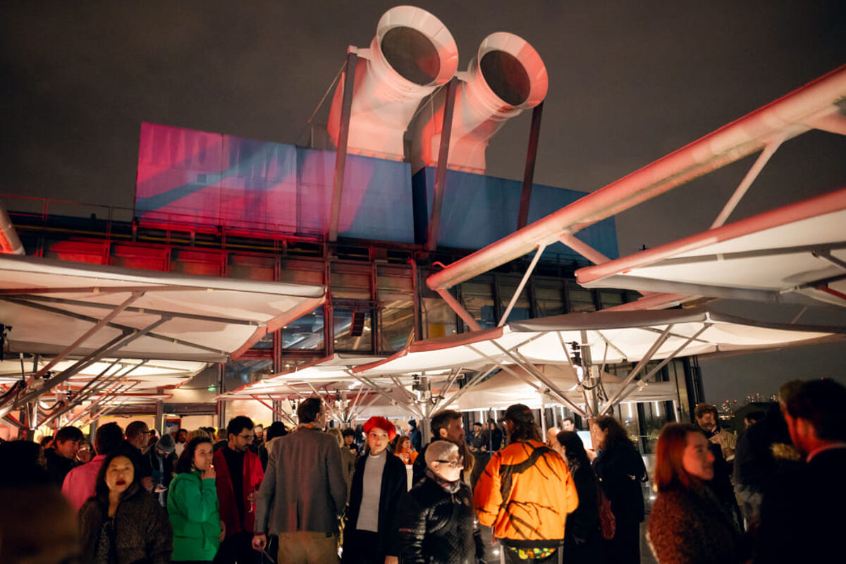 Une soirée haute en couleur du drapeau tricolore, sur le toit du Centre Pompidou.