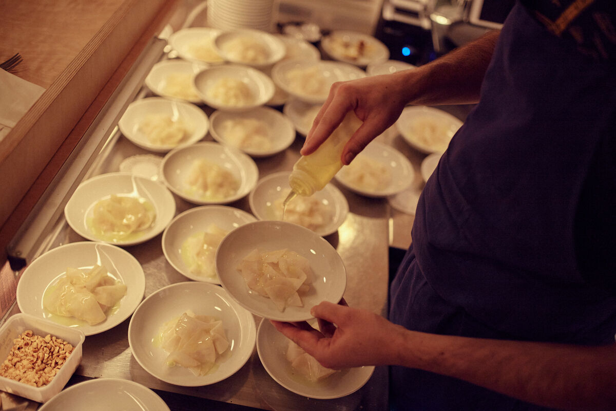 Ces saint-jacques crues drapées de céleri-rave confit, on en mangerait jusqu’à plus faim ! 