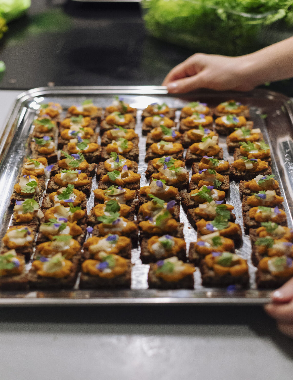 Avec ces petits pains aux graines crémés de légumes de saison, la cheffe Pia Renaudat a mis les bouchées doubles pour le réveillon du jeudi soir. 