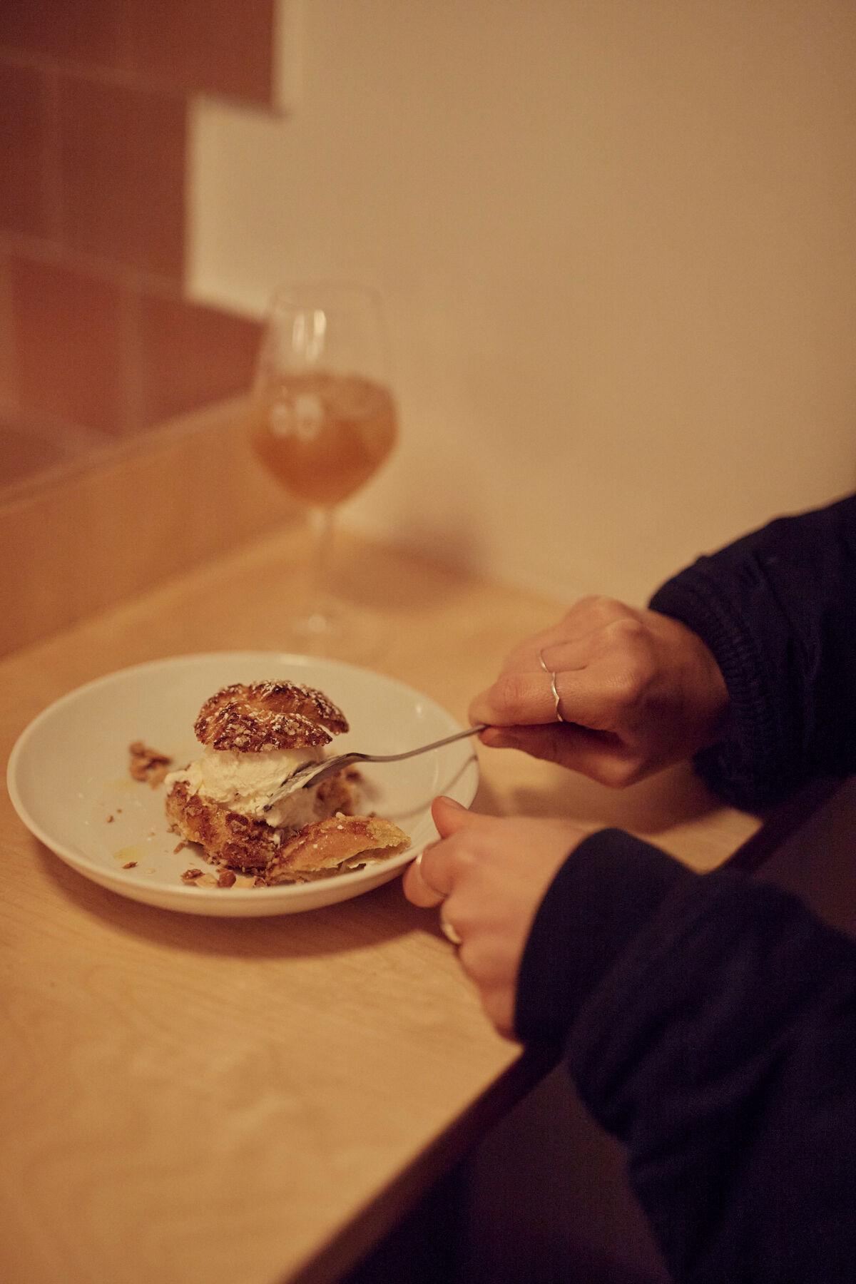 N’est-il pas chou, ce dessert d’inspi tropézienne, avec glace de Folderol à la fleur d’oranger et huile vierge d’amandes caramélisées ?