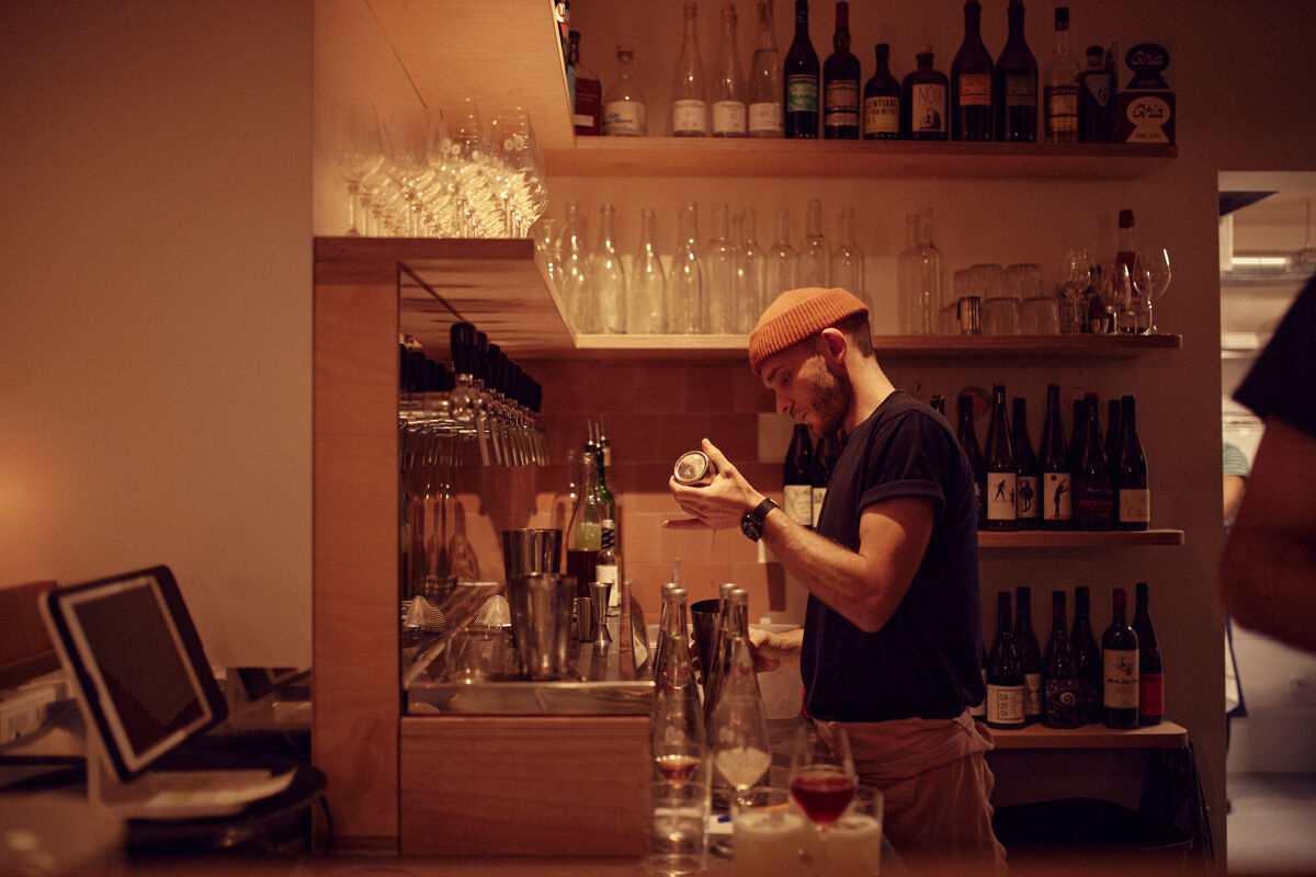 L’art de la mixologie selon Maxime Potfer, tout droit venu du bar niçois Povera.