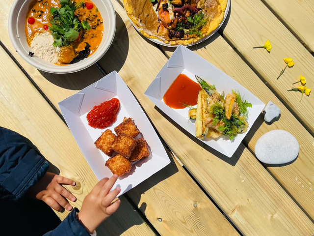 Au restaurant, les petits dans les plats des grands