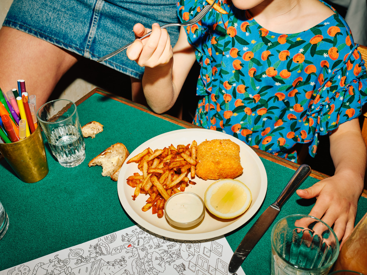 Merlu pané, frites, mayo allongée au yaourt et crayons de toutes les couleurs à Clamato…