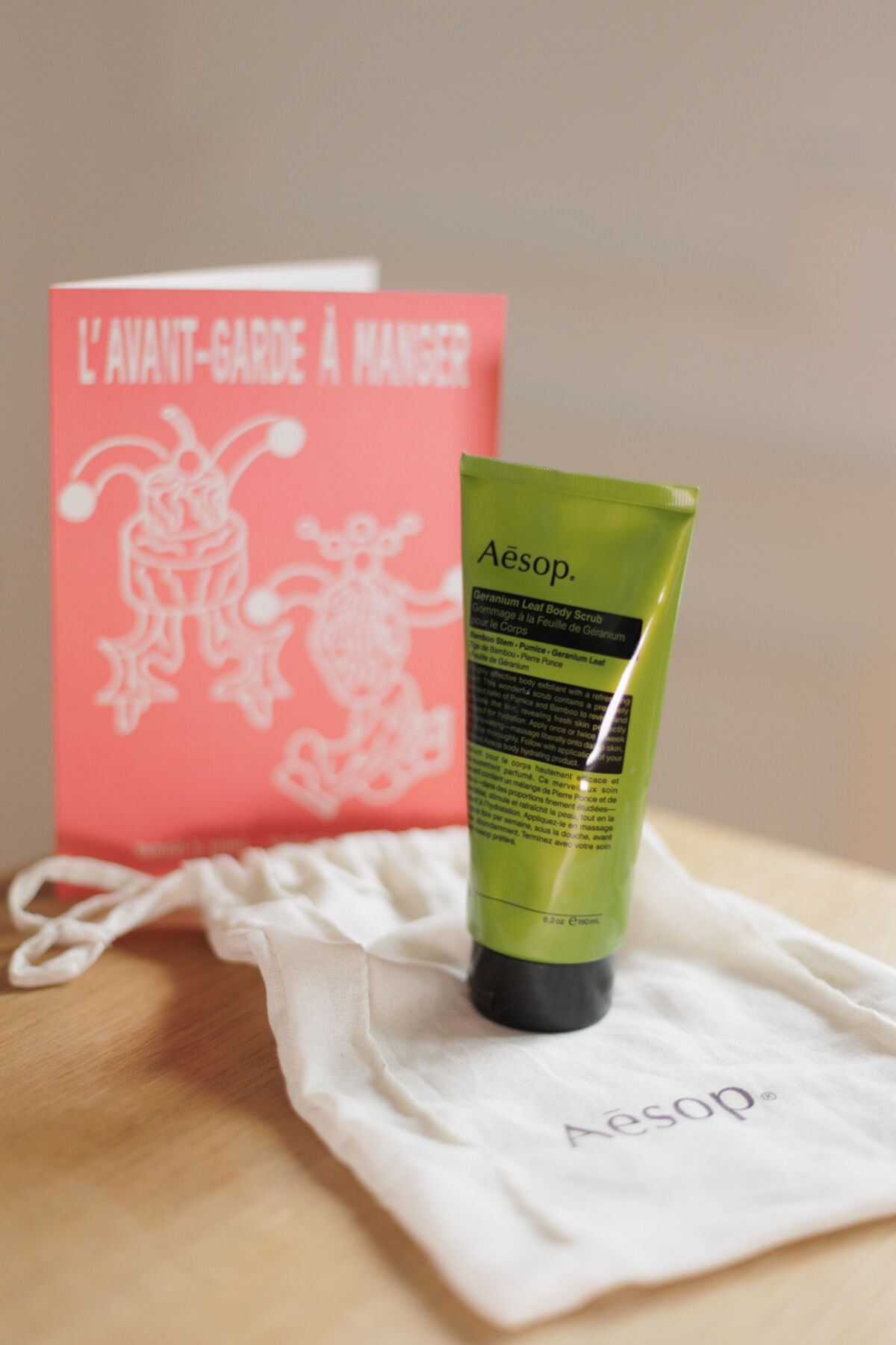 Un gommage à la feuille de géranium pour le corps offert aux invité·es par Aesop... Tout le monde repart ressourcé de la tête aux pieds !