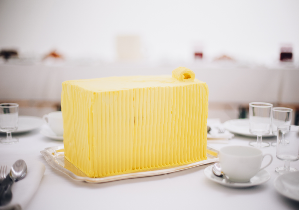 Cette motte de beurre géante réserve des surprises à celui ou celle qui croquera dedans…