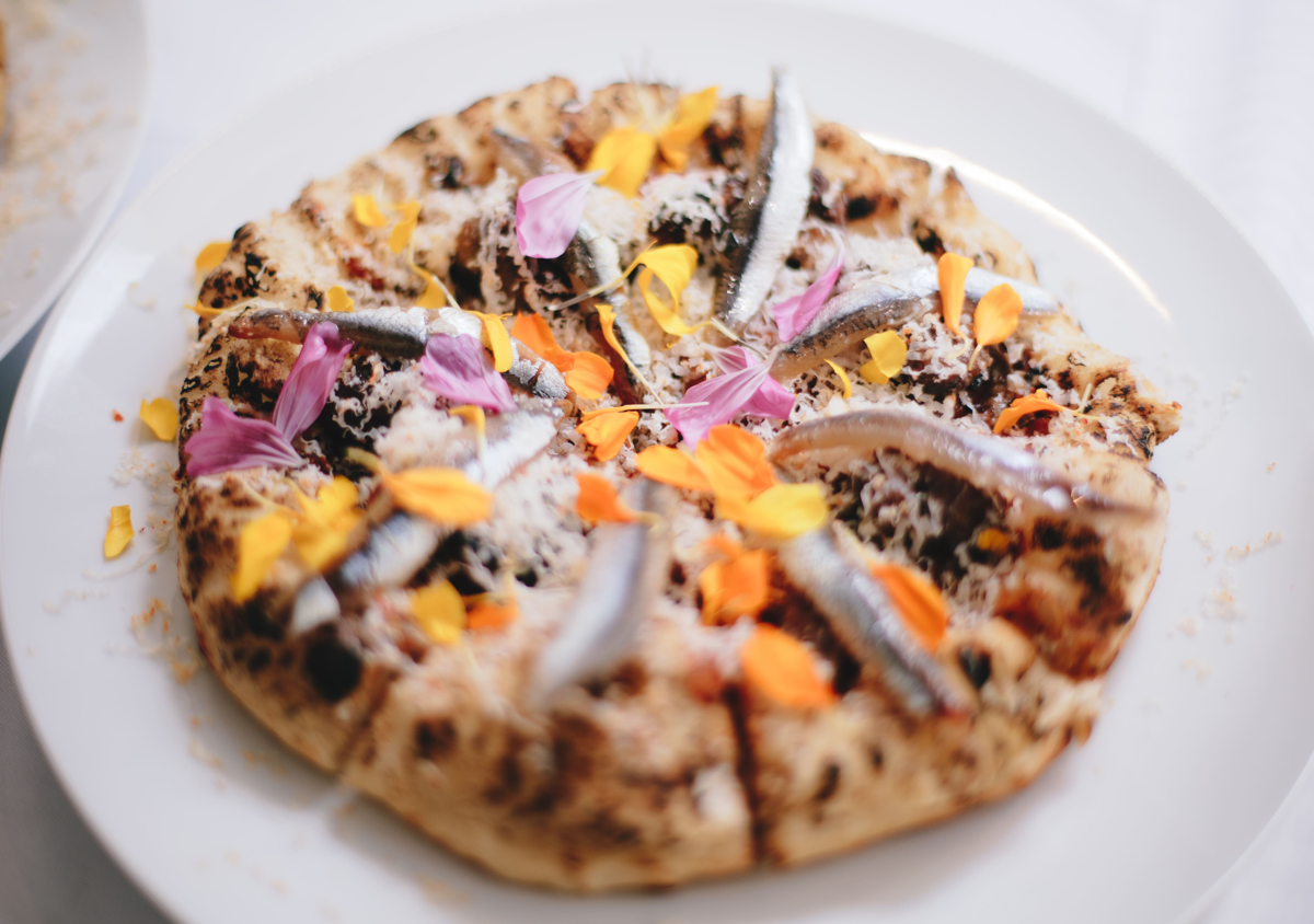 Pizza soufflée aux anchois fumés, ris d’agneau et ricotta au peperoncino : il n’en restera pas une miette !