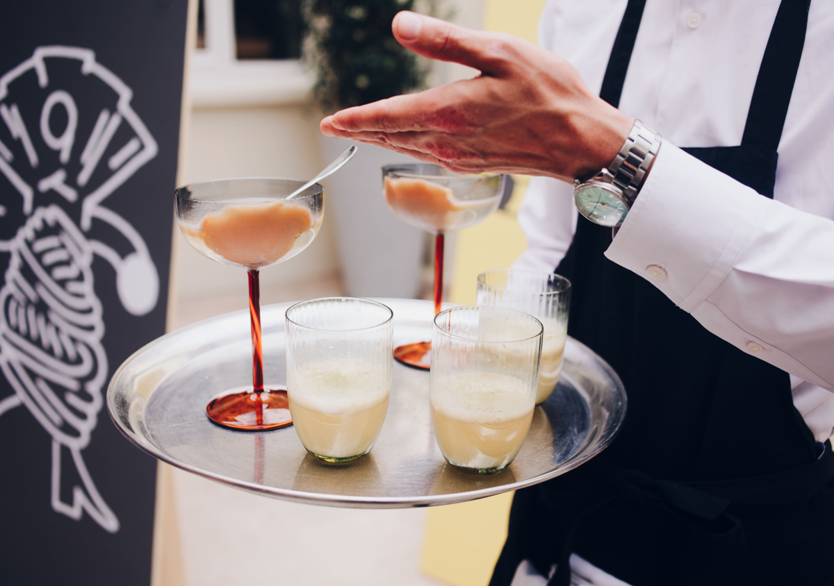 Des cocktails en or servis sur un plateau d’argent.