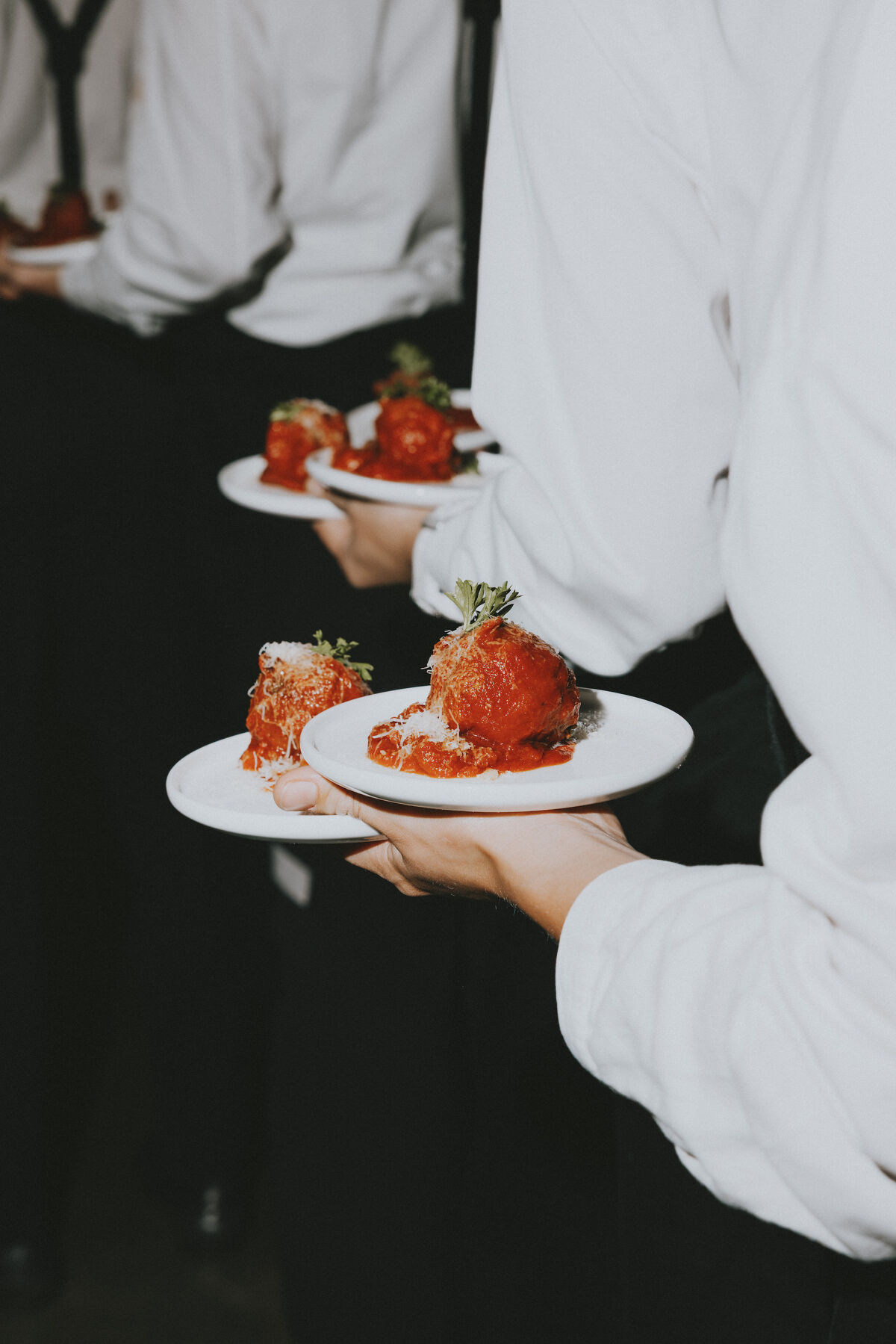 Pallotte aux œufs et pecorino nappées d’une sauce tomate au Sbrinz AOP, des boulettes concoctées par le Bistrot Mentin et Mangia Siempre avec Delhaize. 