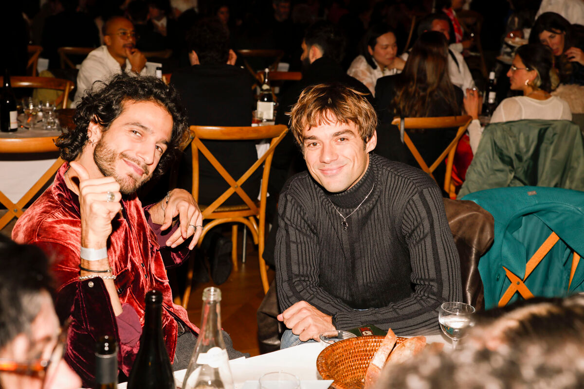 Le chef Julien Sebbag fait ami-ami à table-table.