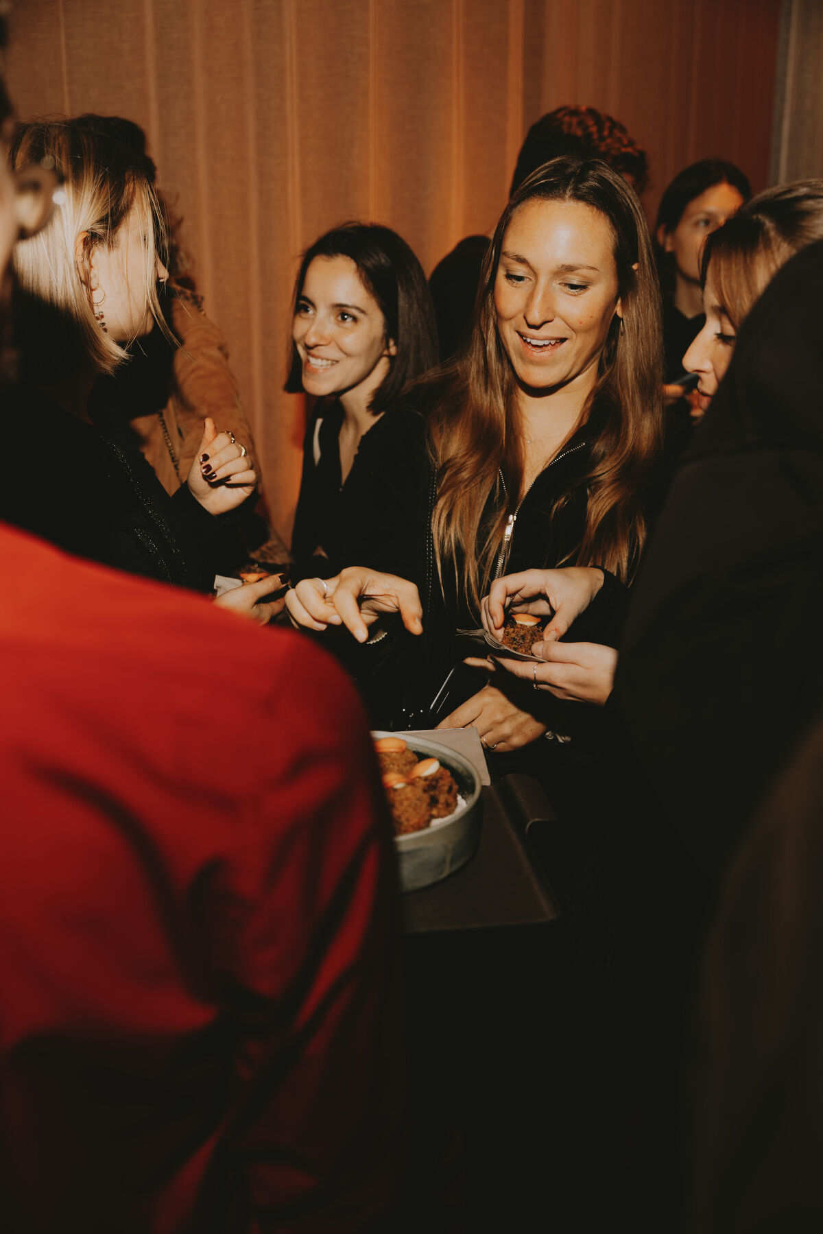 Les invité·es arrivent et dégustent les pequeños bocados, à s’en lécher les doigts ! 