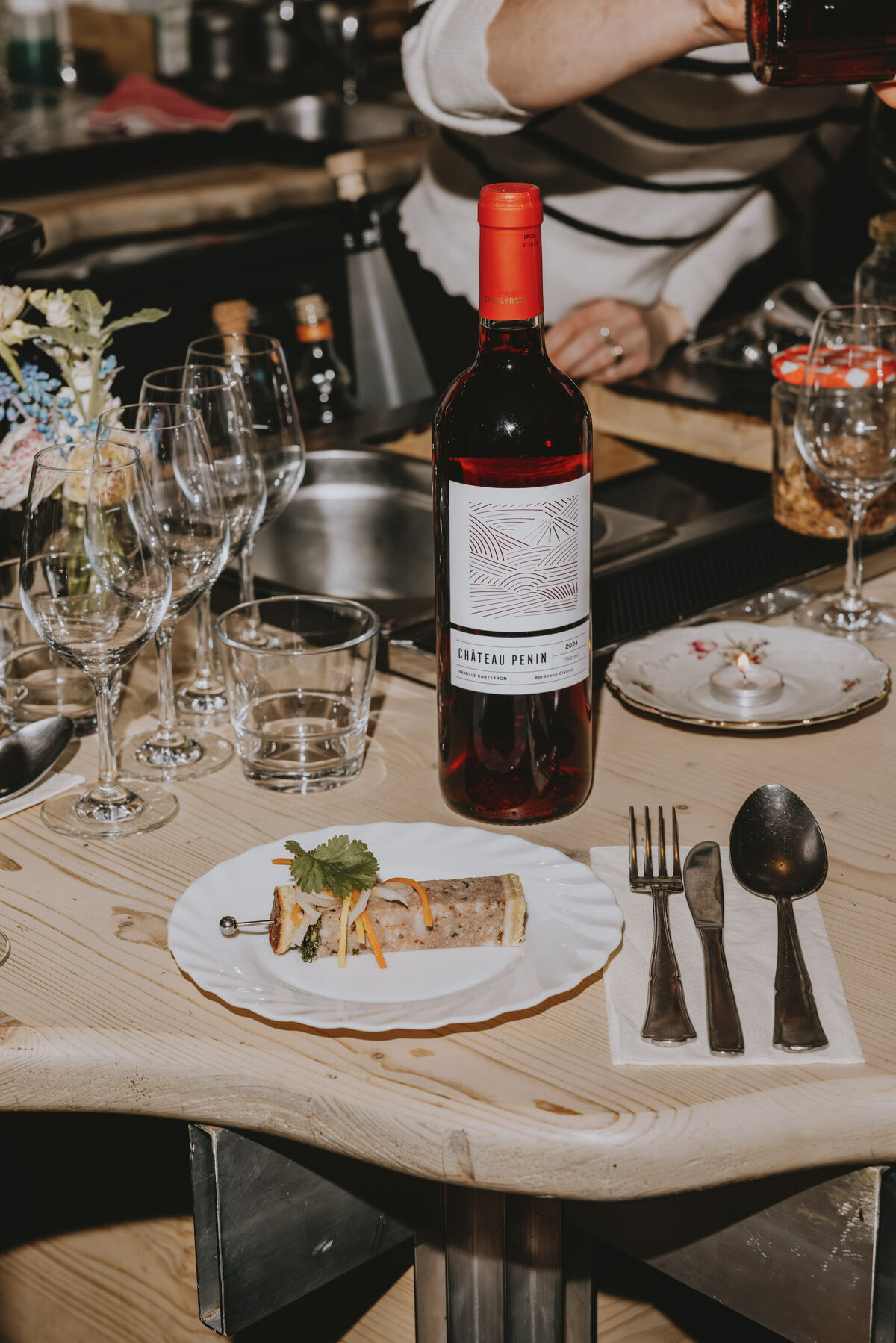 Goede pairing, dat is een Bordeaux Clairet 2024 van Château Penin en een pâté en croûte in bánh mì-stijl. Overheerlijk.