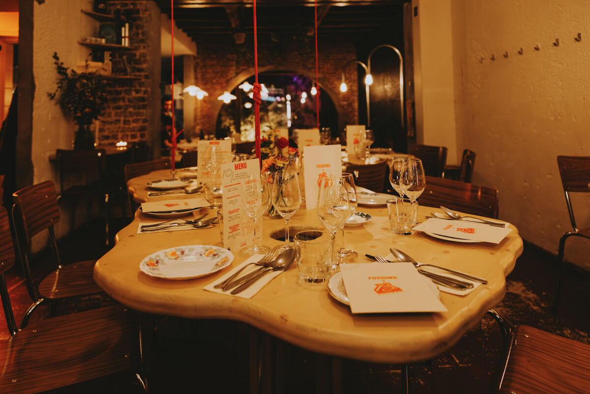 De iconische tafel van Grabuge, feestelijk uitgedost voor de gelegenheid, heeft er goesting in.