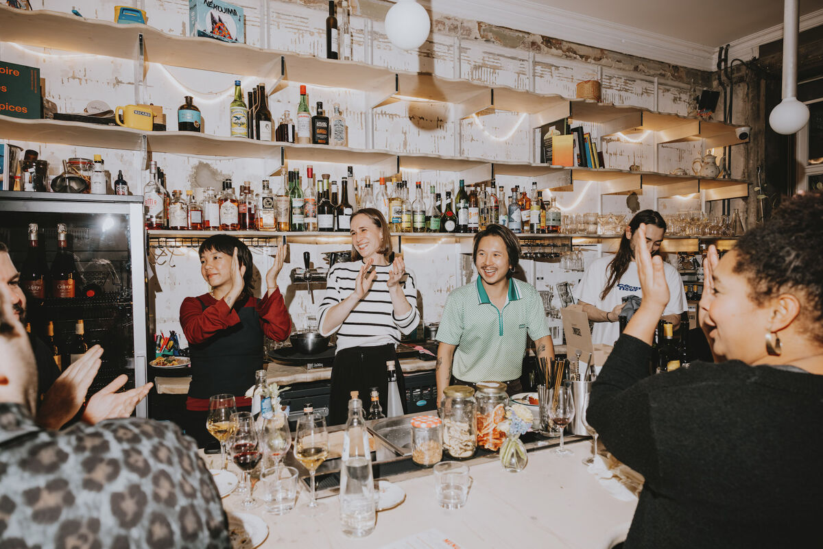 Soline Clinquart, sommelier van Kartouche, in fijn gezelschap van Aurélie Hin-Tieu en Geoffrey Doré van team Grabuge.