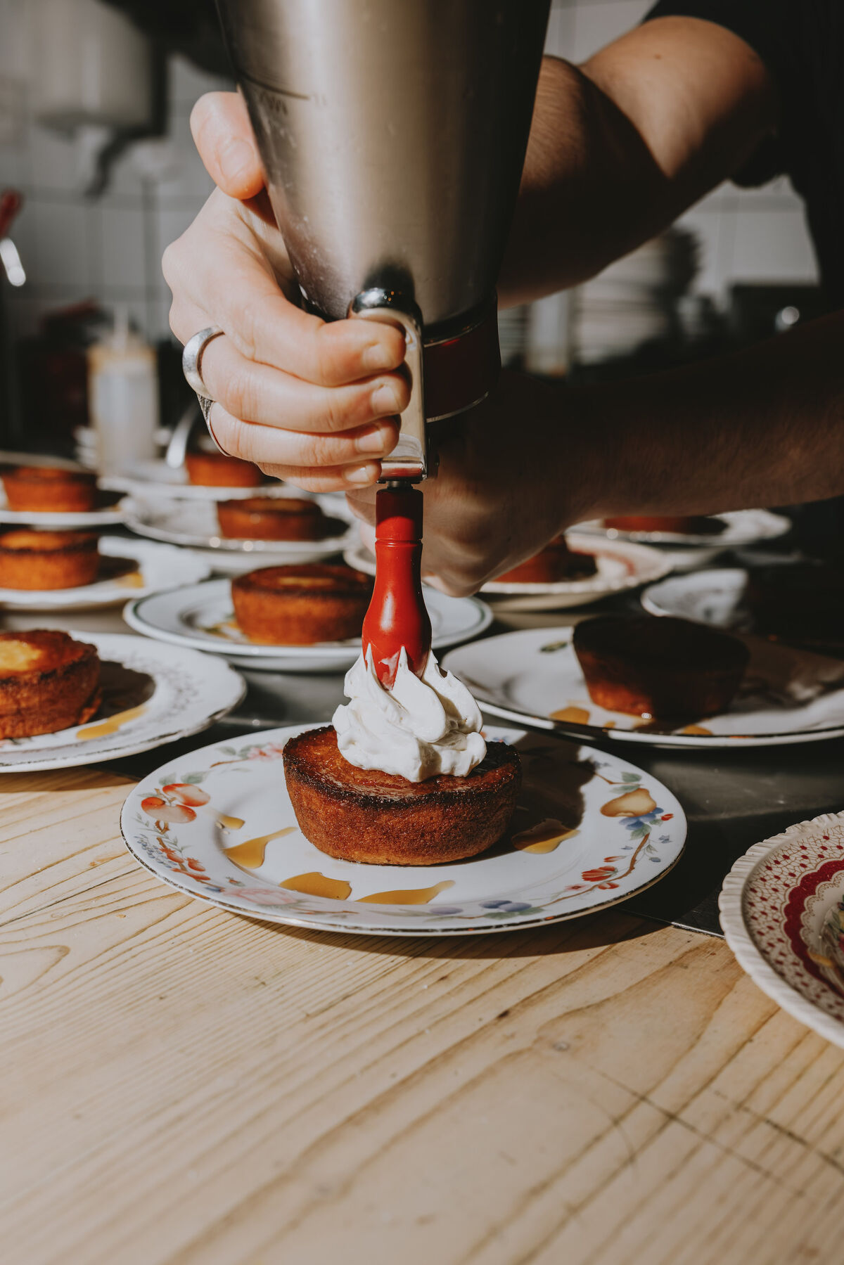 De amandelfondant met ganache en karamelsaus met wijn (!) was gedurfd lekker.