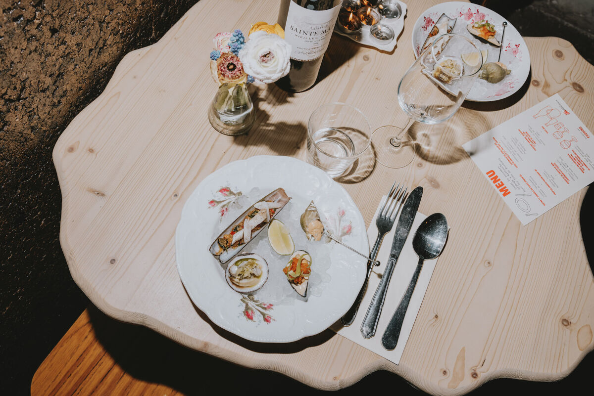 Name a better duo dan dit bord met scheermessen, wulken, mosselen en gewone marmerschelp, en een Entre-deux-Mers Vieilles Vignes uit 2024 van Château Sainte-Marie?