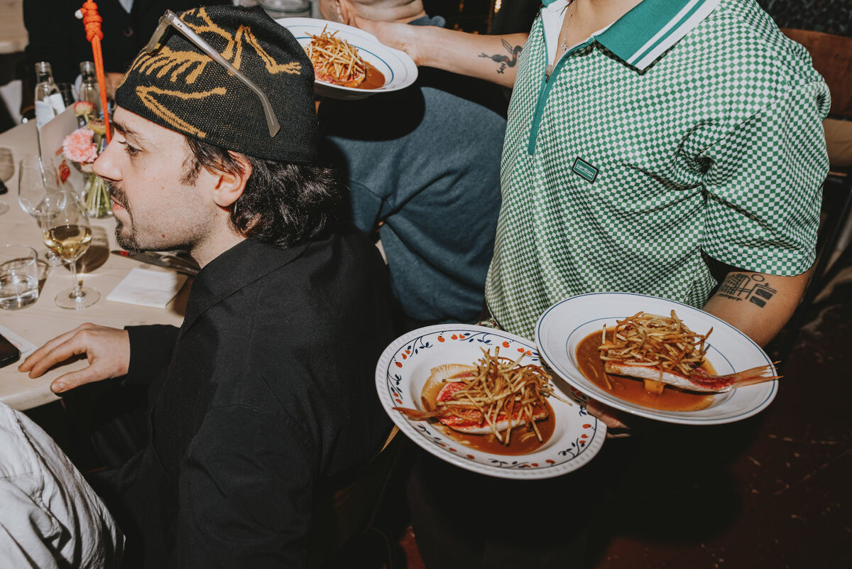 Roodbaars met tom yum-zeejus en pommes allumettes, vergezeld van een Blaye-Côtes-de-Bordeaux 2023 van Château Haut Bertinerie.