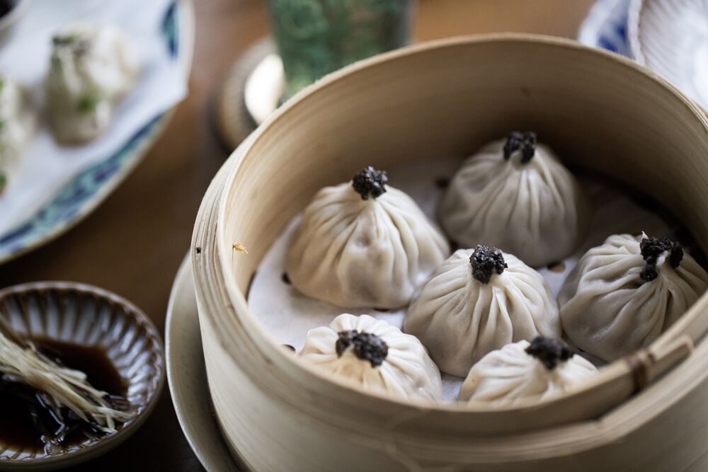 Lunchtime dim sum at Nan Bei is also recommended by the MICHELIN Inspectors. (© Nan Bei/ Rosewood Bangkok)